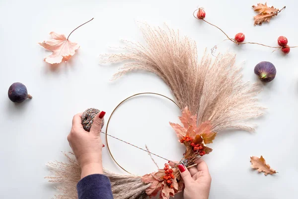 Hände Machen Aus Trockenem Pampasgras Und Herbstblättern Einen Getrockneten Blumenkranz — Stockfoto