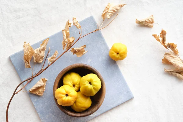 Patrón Otoño Colorido Con Frutas Membrillo Amarillo Baldosas Cerámica Azul — Foto de Stock