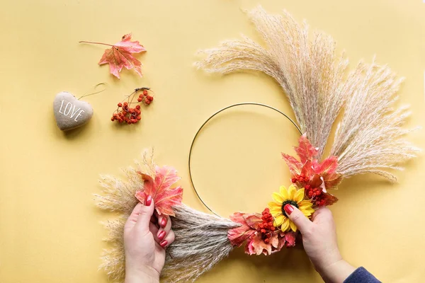 Hände Machen Aus Trockenem Pampasgras Und Herbstblättern Einen Getrockneten Blumenkranz — Stockfoto