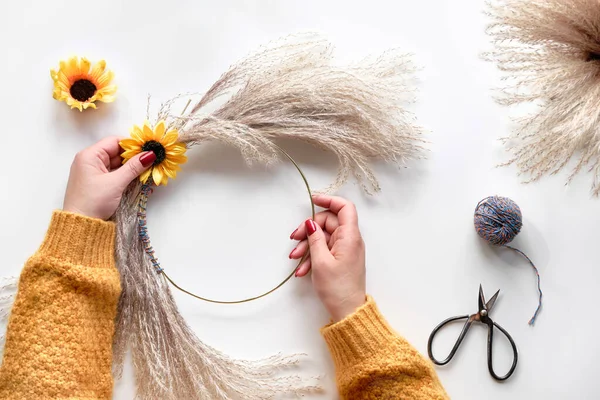 Hände Machen Aus Trockenem Pampasgras Und Herbstblättern Einen Getrockneten Blumenkranz — Stockfoto