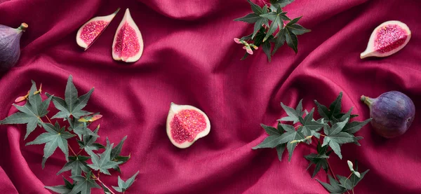 Friske Halverede Figenfrugter Grønne Ahornblade Hindbær Rød Silke Tekstil Baggrund - Stock-foto # 