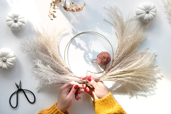 Hands Making Dried Floral Wreath Dry Pampas Grass Autumn Leaves — Stock Photo, Image