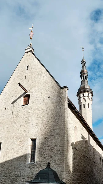 エストニア タリンの旧市街にあるプハビメ キリックとも呼ばれる聖霊教会のファサード — ストック写真