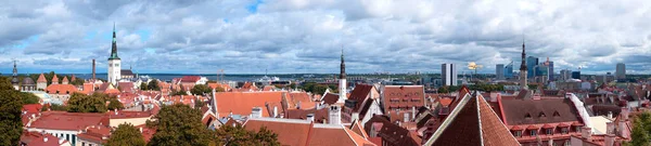 Widok Zabytkowe Centrum Tallina Estonia Jesienne Drzewa Wieże Pomarańczowe Dachówki — Zdjęcie stockowe