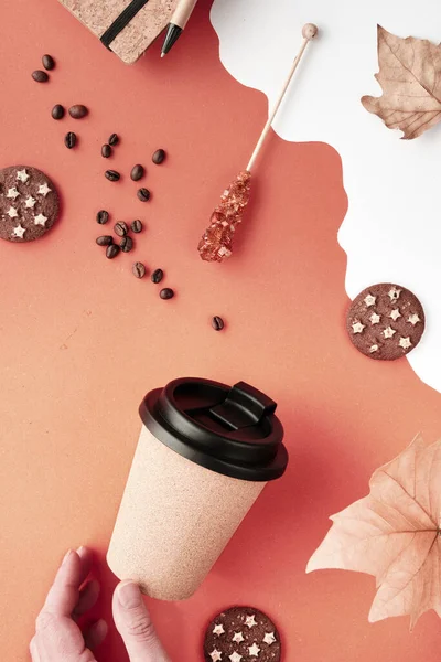 带有天然软木塞的咖啡杯 咖啡杯以橙色 秋天为背景 叶子干枯 咖啡豆 巧克力饼干和糖棒 社交媒体故事的纵向安排 — 图库照片