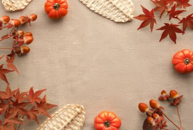 Sonbahar düzlüğü, deco portakal kabakları, saman yaprakları ve bej doğal keten tekstil zemininde kırmızı böğürtlenlerle yapılmış çerçeve. Kopyalama alanı ile Basit Düşme çerçevesi, metin için yer. Düz yatış, üst görünüm.