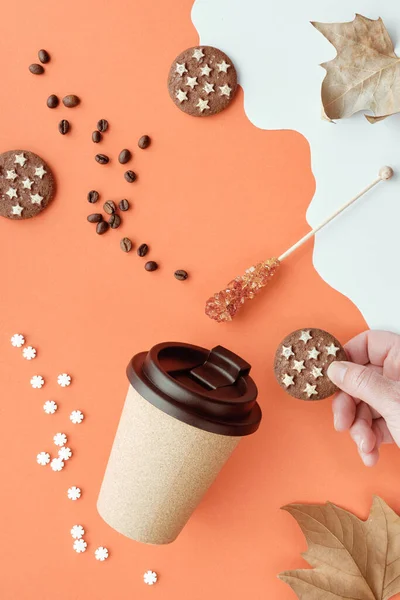 带有天然软木塞的咖啡杯 咖啡杯以橙色 秋天为背景 叶子干枯 咖啡豆 巧克力饼干和糖棒 社交媒体故事的垂直设置 — 图库照片
