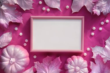 Akçaağaç yaprakları, balkabakları ve şeker parçacıkları ile sonbahar eflatunu çerçevesi. Mockup ht wiht canlı monokromatik sezonluk dekor. Düz konum, üst görünüm, zarif tasarım.