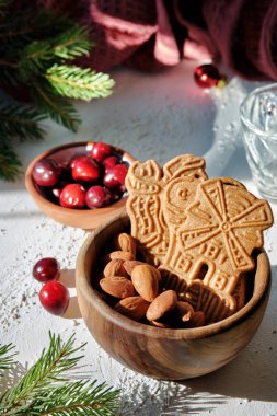 Spekuloos ya da Spekulatius, Noel bisküvileri, böğürtlenli, bademli mutfak havlusu ve köknar dalları. Geleneksel Alman tatlıları, Noel veya Advent için kurabiyeler, kış atıştırmalıkları.