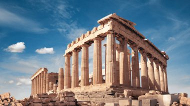 Atina, Yunanistan 'daki Akropolis' teki Parthenon tapınağı. Parlak güneşli bir günde panoramik görüntü, bulutlu mavi gökyüzü.