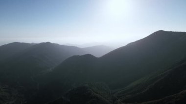 Baldy Dağı 'nın altındaki vadinin insansız hava aracı görüntüleri, San Gabriel Dağları, Kaliforniya, ABD' den.