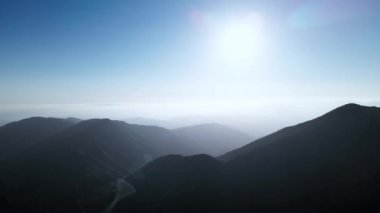 San Gabriel Dağları ve Baldys Dağı 'nın güneşli vadisinin havadan çekilmiş görüntüleri. California, ABD' den insansız hava aracı görüntüsü.
