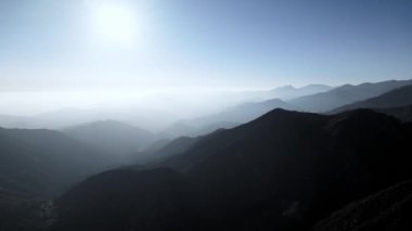 San Gabriel Dağları 'nın insansız hava aracı görüntüleri, sis içindeki Baldy Dağı silueti, hava görüntüsü, Kaliforniya, ABD