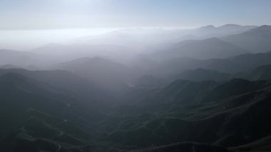 Baldy Dağı 'nın insansız hava aracı görüntüleri, San Gabriel Dağları, Kaliforniya, ABD' deki yeşil güneşli vadinin görüntüsü.