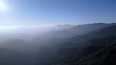 Baldy Dağı 'nın sisli vadisine ait hava görüntüleri, San Gabriel Dağları, Kaliforniya, ABD' den insansız hava aracı görüntüleri.