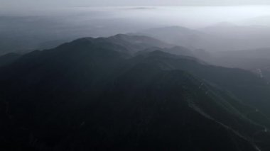 San Gabriel Dağları 'nın yüksek açılı insansız hava aracı görüntüsü, California, Baldy Dağı' nın hava görüntüleri, ABD