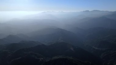Baldy Tepesi 'nin hava görüntüleri, San Gabriel Dağları Vadisi, Kaliforniya' dan insansız hava aracı görüntüsü.