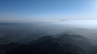 Baldy Dağı 'ndan insansız hava aracı panoraması, San Gabriel Dağları sırtı, Kaliforniya, ABD