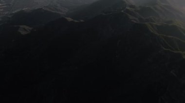 Baldu Dağı 'nın havadan çekilmiş görüntüleri, San Gabriel Dağları, California, ABD