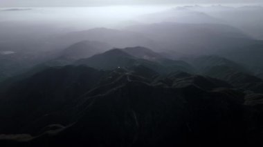 San Gabriel Dağları 'nın insansız hava aracı görüntüleri, Kaliforniya, ABD, Baldy Dağı' nın hava görüntüsü.