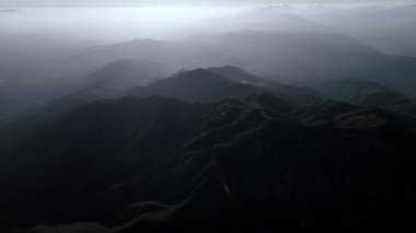 Baldy Dağı siyah silueti, San Gabriel Dağları 'nın havadan çekilmiş görüntülerinden, Kaliforniya, ABD