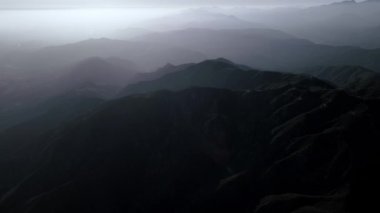 San Gabriel Dağları, Baldy Dağı, Kaliforniya 'daki dağ sırtı insansız hava aracı görüntüsü.