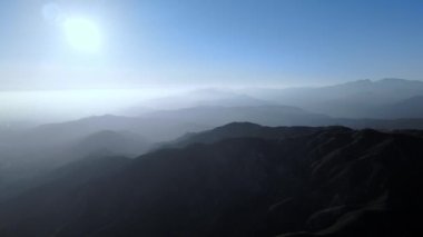 Güneşli bir günde Baldy Dağı 'nın hava görüntüsü, San Gabriel Dağları, Kaliforniya, ABD' den.