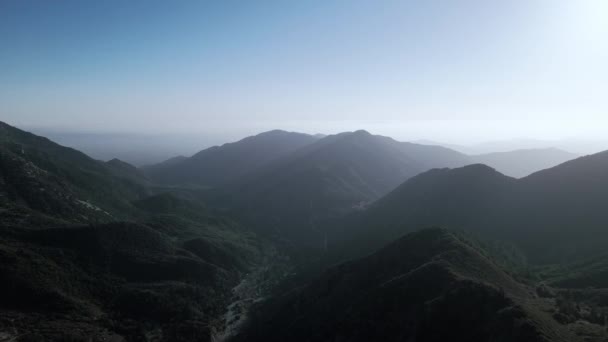 Vista aérea del Monte Baldy en la niebla, imágenes de aviones no tripulados sobre las montañas San Gabriel, California, EE.UU. — Vídeos de Stock