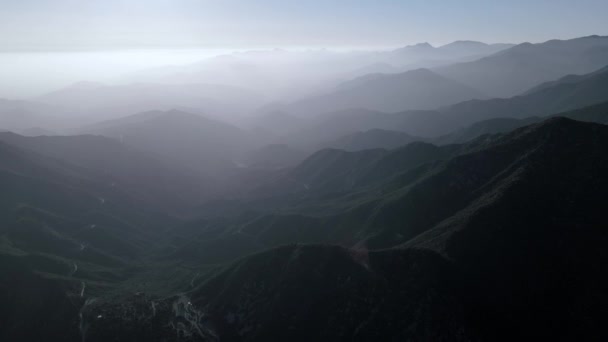 Captura aérea de alto ángulo del valle verde bajo el monte Baldy, disparo de dron de las montañas de San Gabriel, California, EE.UU. — Vídeos de Stock