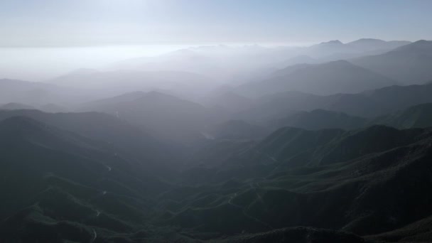 Imágenes del dron del Monte Baldy, plano aéreo del verde valle soleado en las Montañas San Gabriel, California, EE.UU. — Vídeos de Stock