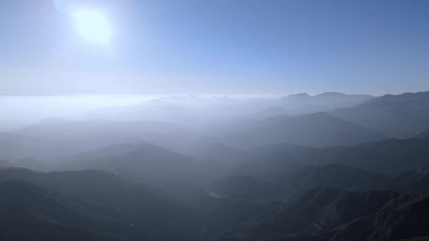 Letecký panoramatický snímek Mount Baldy, San Gabriel Mountains, pohled na dromy, Kalifornie, USA — Stock video