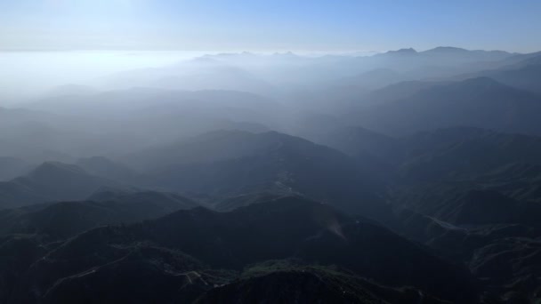 Filmagem aérea de Mount Baldy ridge, drone filmado a partir do vale das montanhas de San Gabriel, Califórnia, EUA — Vídeo de Stock