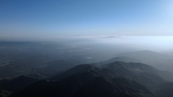 Drone panorama från Mount Baldy, flygbilder av San Gabriel Mountains åsen, Kalifornien, USA Royaltyfri Stockvideo