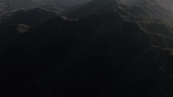 Vídeo aéreo del Monte Baldu, plano aéreo de alto ángulo de las montañas de San Gabriel, California, EE.UU. — Vídeos de Stock