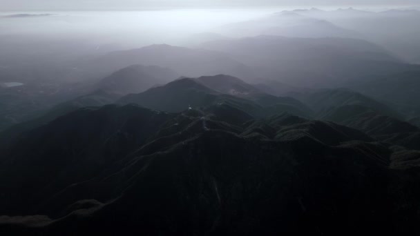 Imágenes de drones de las montañas de San Gabriel, California, EE.UU., vista aérea del monte Baldy — Vídeos de Stock