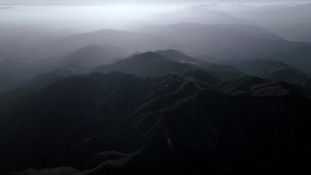 Monte Baldy silueta negra disparada desde un avión no tripulado, imágenes aéreas de las montañas de San Gabriel, California, EE.UU. — Vídeos de Stock