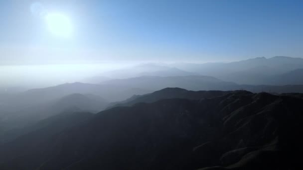 Zdjęcie z lotu ptaka na Mount Baldy w słoneczny dzień, zdjęcia lotnicze z gór San Gabriel, Kalifornia, USA — Wideo stockowe