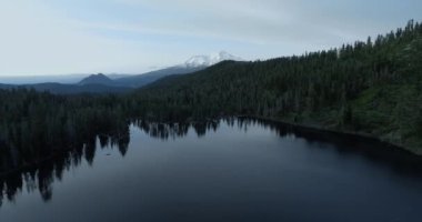 Castle Lake 'in insansız hava aracı videosu, Shasta Dağı, Shasta-Trinity Ulusal Ormanı, Kaliforniya, ABD