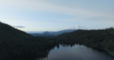 Shasta Dağı ve Castle Gölü 'nün hava görüntüleri, Shasta-Trinity Ulusal Ormanı, Kaliforniya, ABD' den insansız hava aracı görüntüleri.