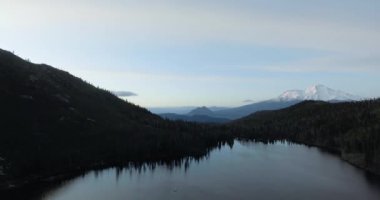Castle Lake 'in yukarıdan sabit hava görüntüsü, İHA atışı, Shasta-Trinity Ulusal Ormanı, Kaliforniya, ABD