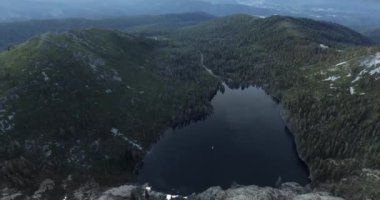 Castle Lake 'in yukarıdan görünüşlü insansız hava aracı Shasta-Trinity Ulusal Ormanı' nın manzarasını çekiyor.