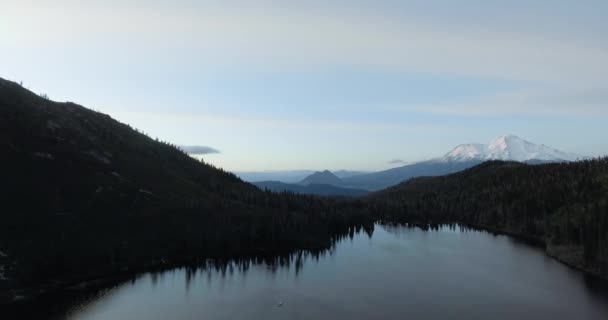 Vue aérienne statique du lac Castle d'en haut, tir par drone, forêt nationale de Shasta-Trinity, Californie, États-Unis Séquence Vidéo Libre De Droits