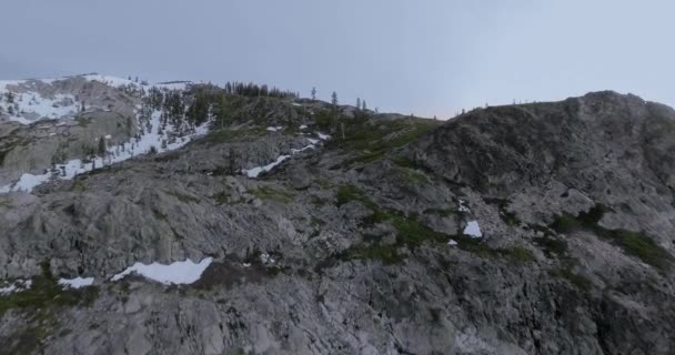 美国加利福尼亚州Shasta-Trinity国家森林的无人机缓慢地飞越灰色岩石 — 图库视频影像