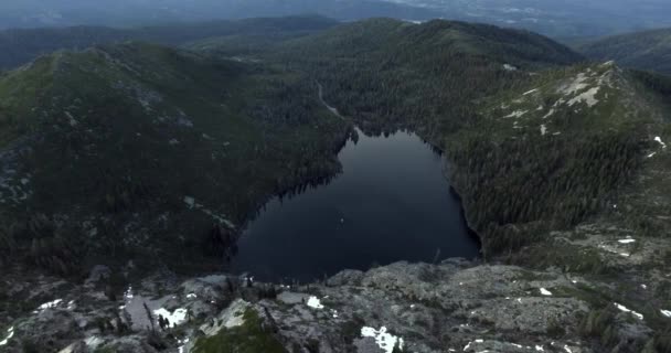 Верхняя воздушная съемка озера Касл в Национальном лесу Шаста-Тринити, вид на дрон, Калифорния, США — стоковое видео