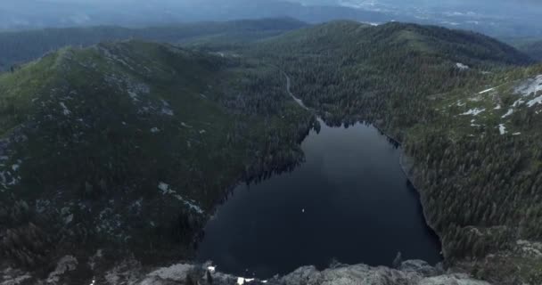 Från ovan flygfoto på Castle Lake, drönare fotograferar landskapet i Shasta-Trinity National Forest, Kalifornien, USA — Stockvideo