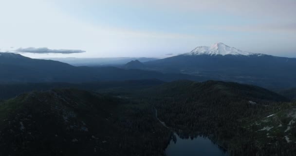 Drone panoramabild av Shasta-Trinity National Forest, Mount Shasta och Castle Lake skjuten med drönare, Kalifornien, USA Royaltyfri Stockvideo