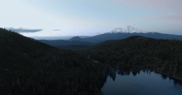 Flygvideo av Mount Shasta och Castle Lake i Shasta-Trinity National Forest, bred panoramabilder drönare, Kalifornien, USA Videoklipp