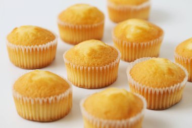 Düz kekler beyaz arka planda izole edilmiş.