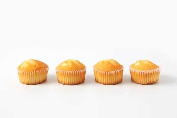 Prosté cupcakes muffin izolované na bílém pozadí — Stock fotografie