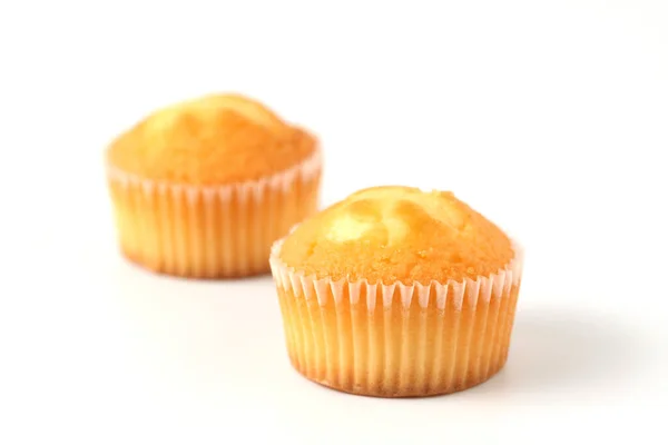 Prosté cupcakes muffin izolované na bílém pozadí — Stock fotografie